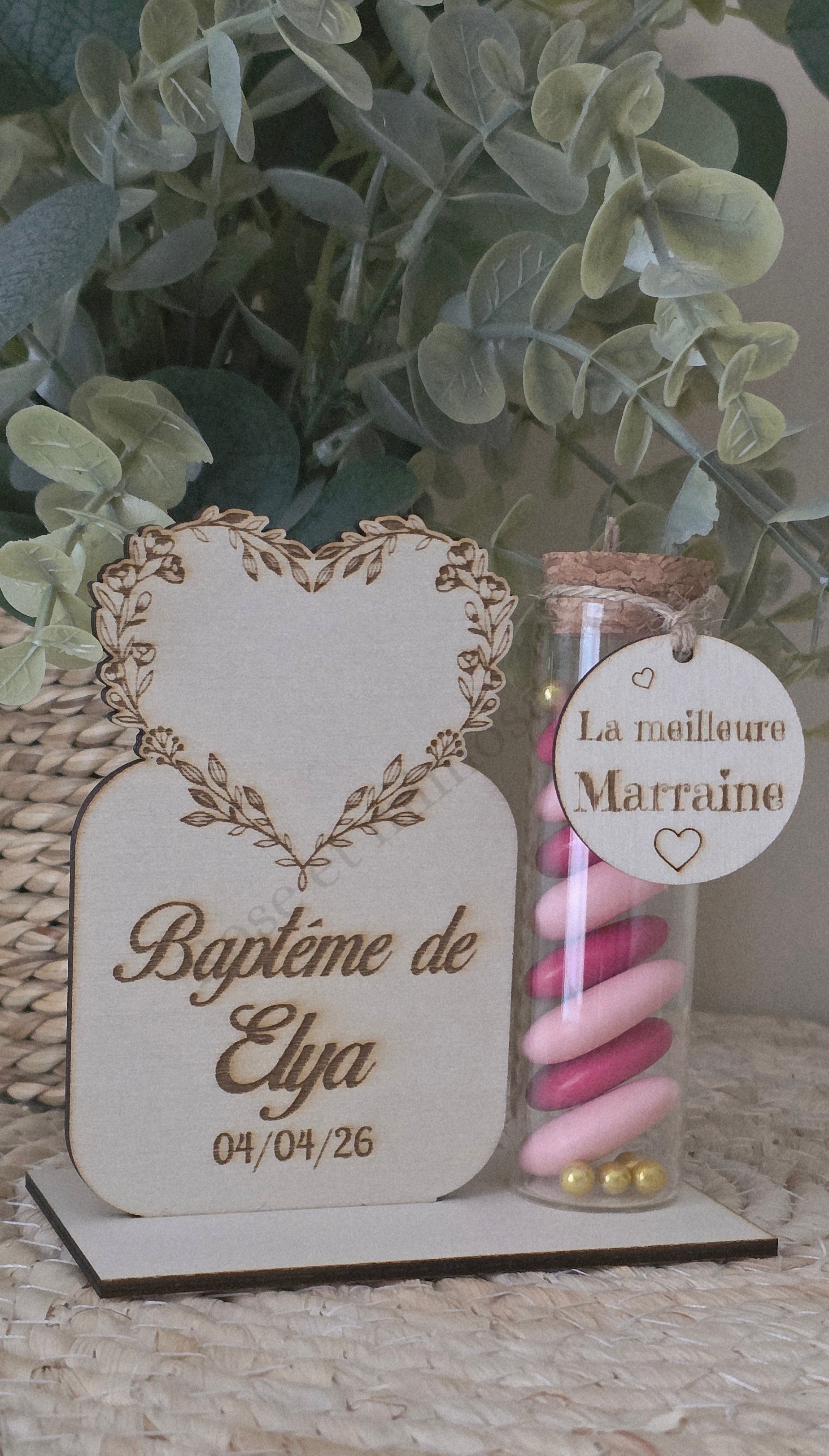 🤍 Cœur floral en bois gravé – Contenant à dragées baptême