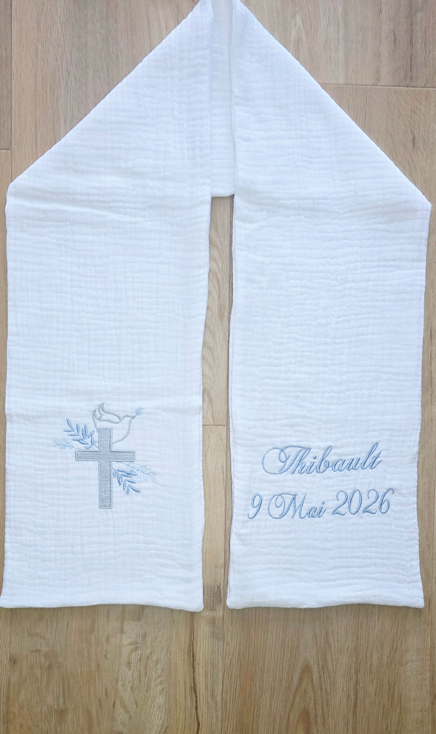 Étole de baptême personnalisée croix et colombe – broderie bleue