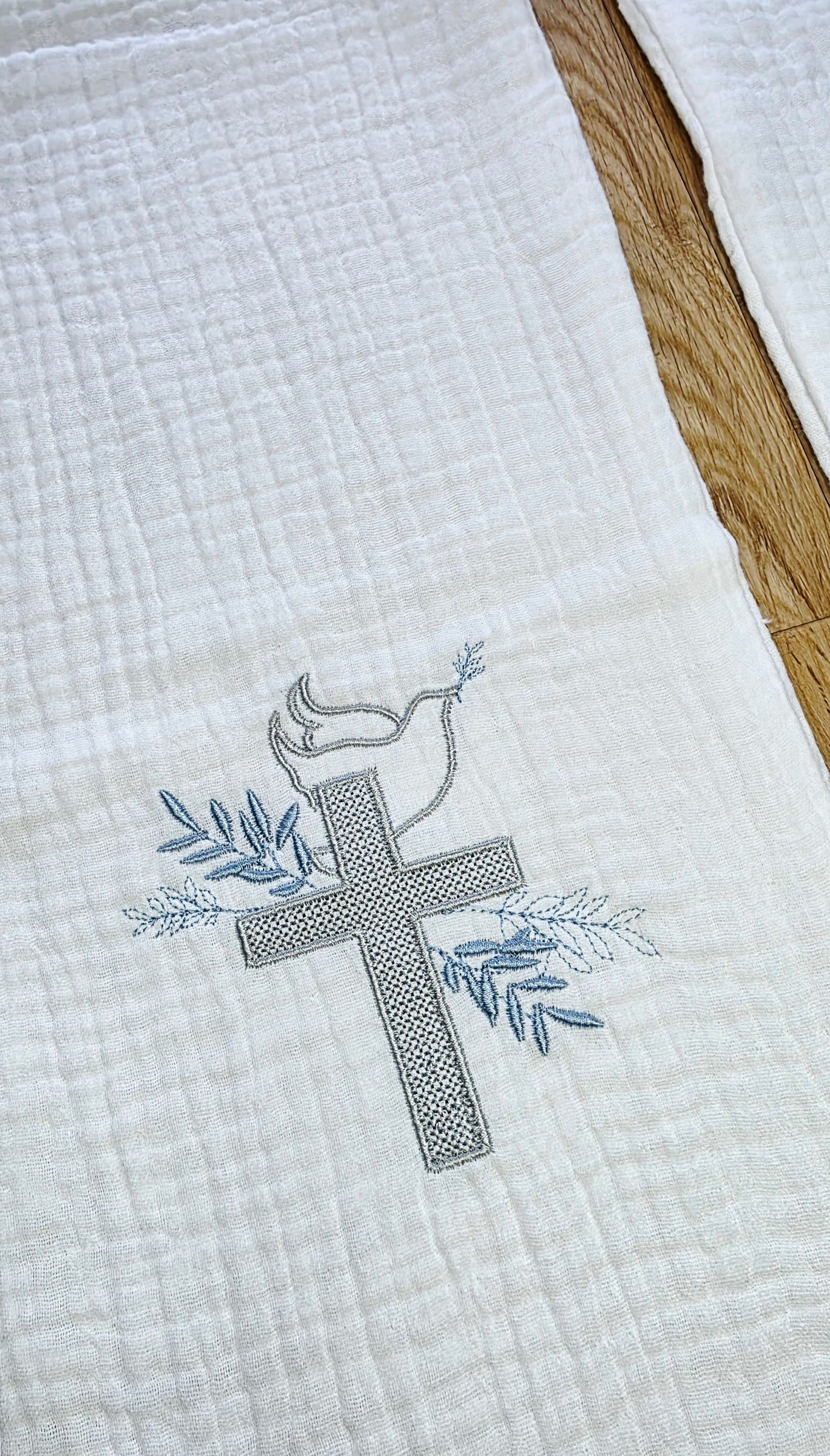 Étole de baptême personnalisée croix et colombe – broderie bleue