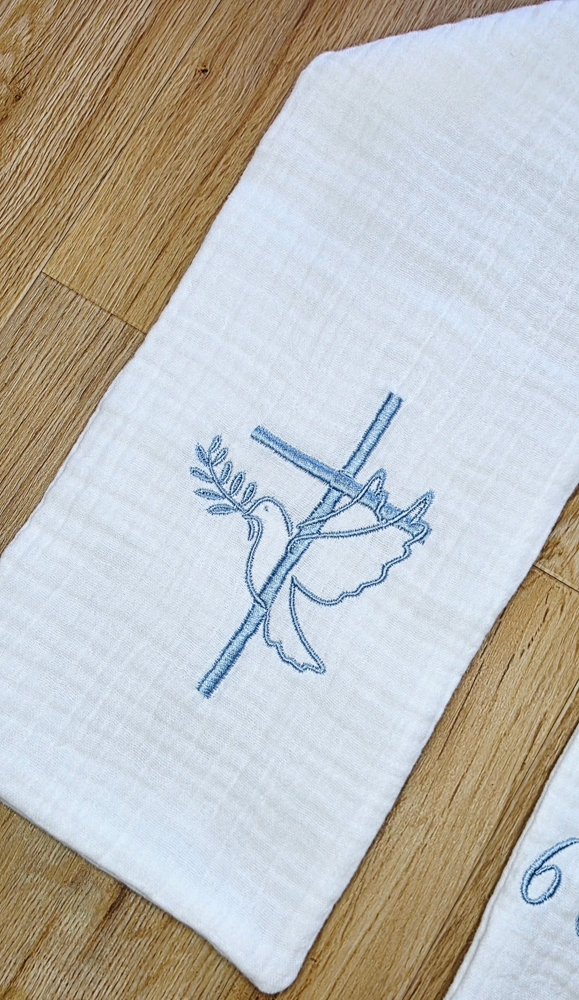 Étole de baptême personnalisée colombe et croix – broderie bleue
