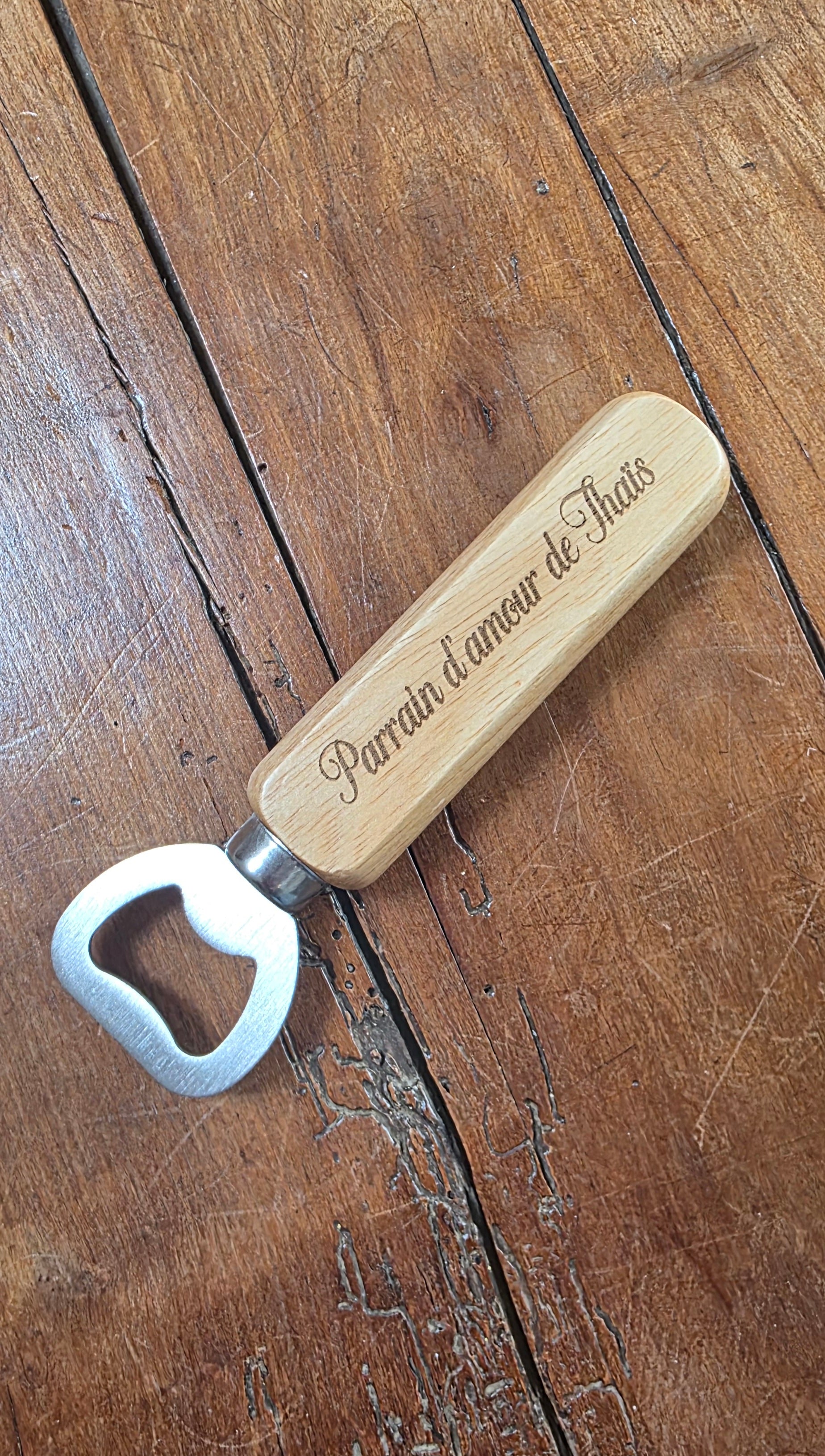 Décapsuleur en bois gravé personnalisé – Cadeau invité original et utile 🎁🍺