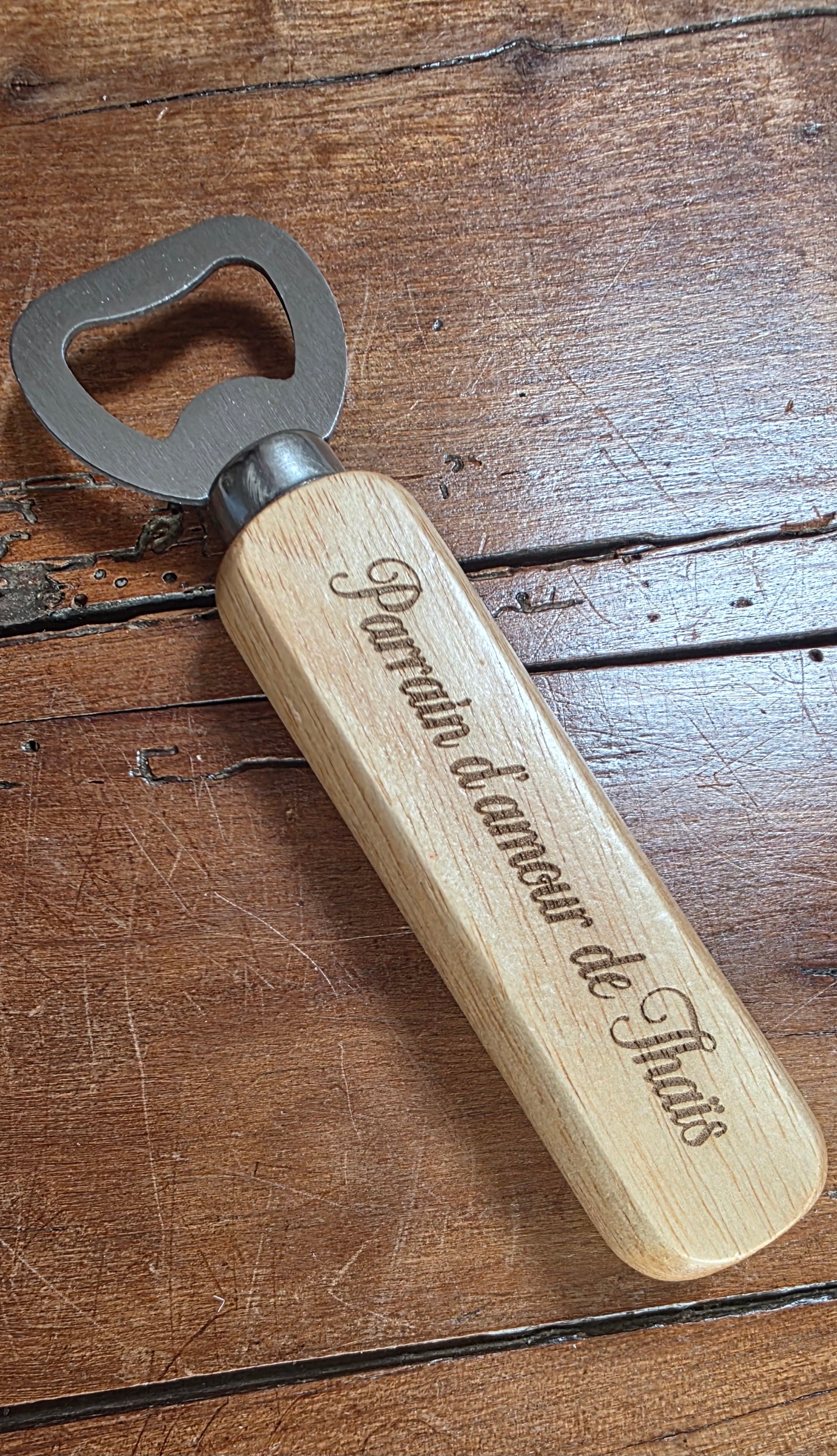 Décapsuleur en bois gravé personnalisé – Cadeau invité original et utile 🎁🍺