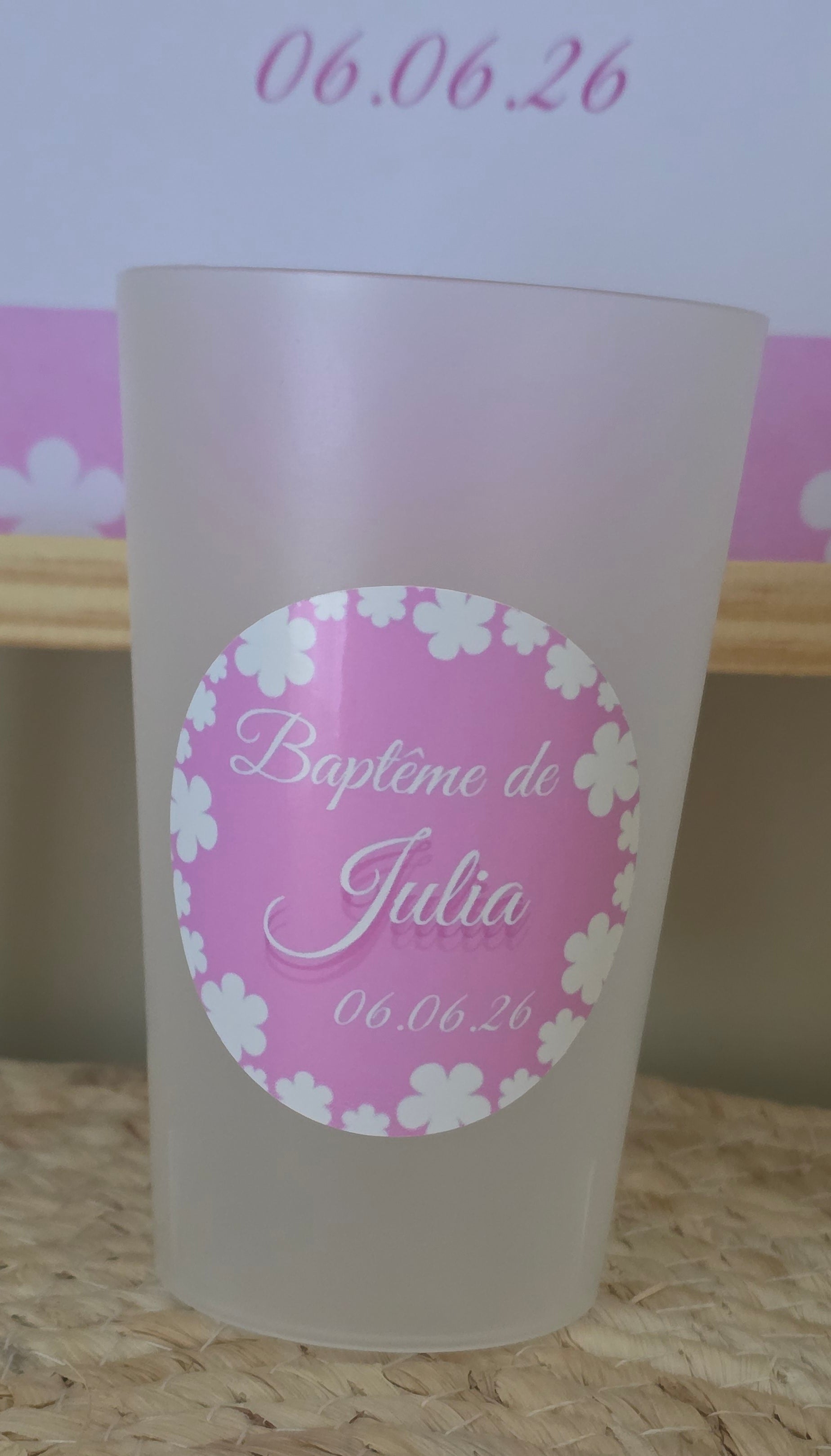 Gobelet baptême personnalisé rose et fleurs blanches – Gobelet souvenir baptême fille
