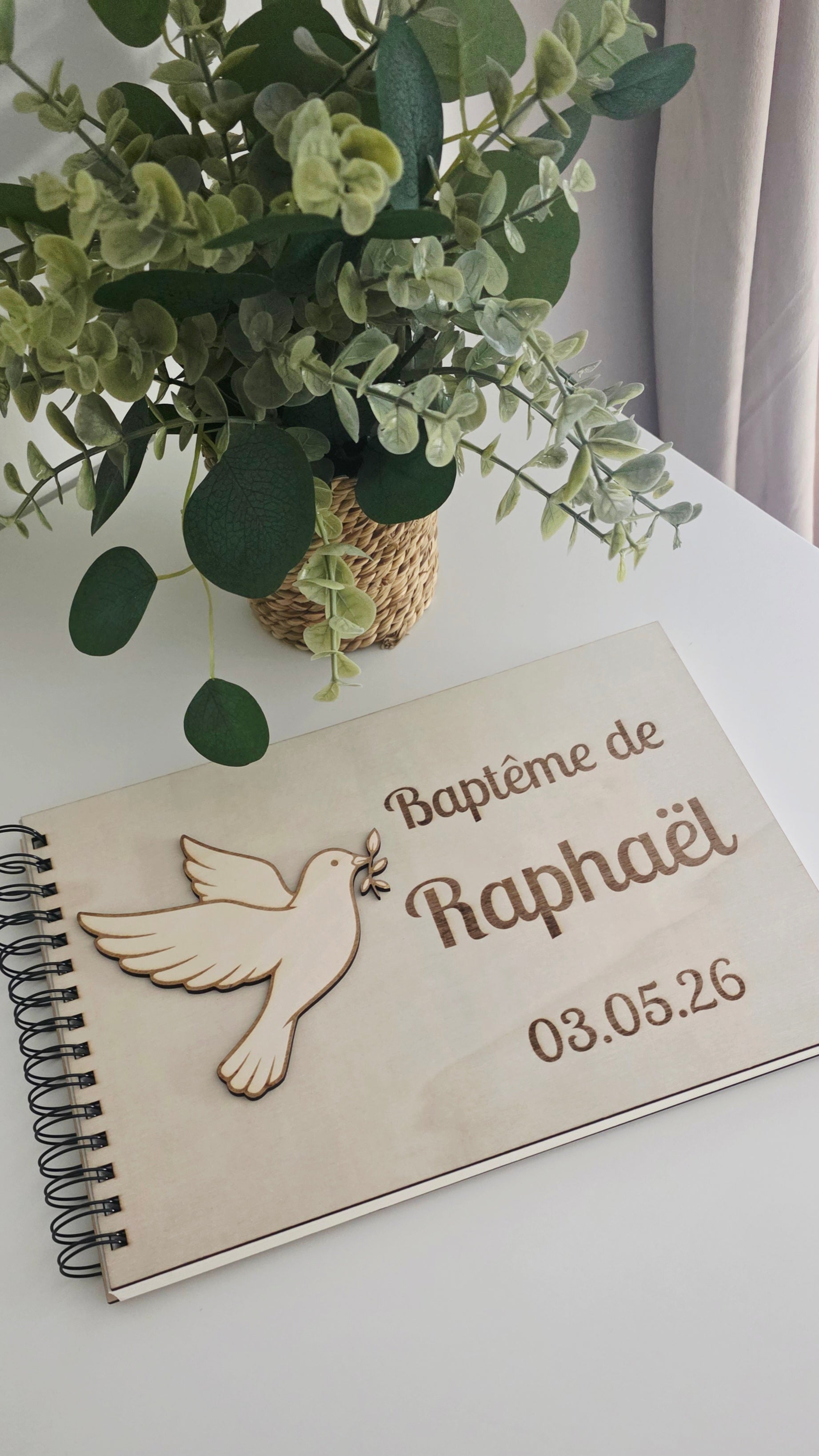 ✨ Livre d’or de baptême personnalisé – Colombe en bois