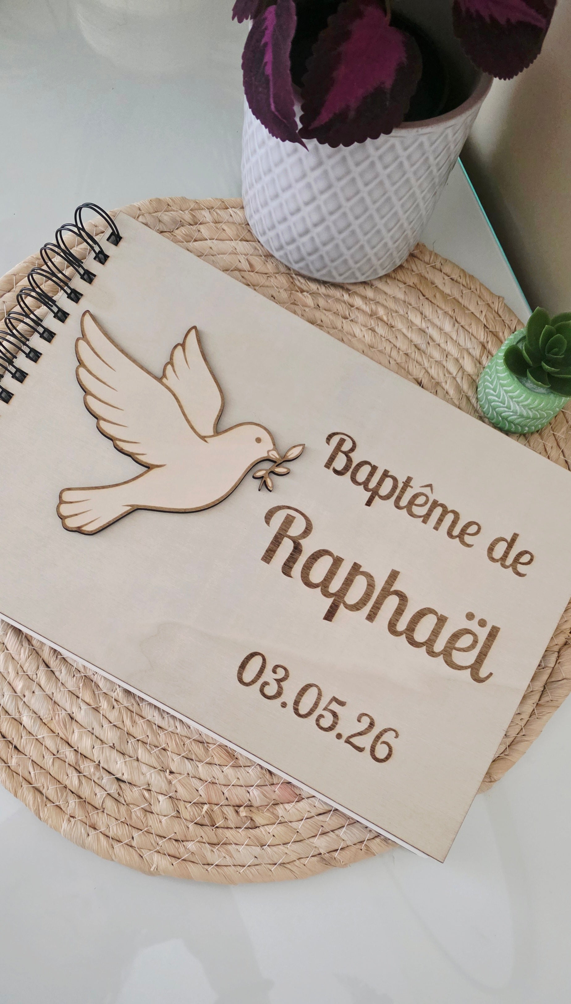 ✨ Livre d’or de baptême personnalisé – Colombe en bois