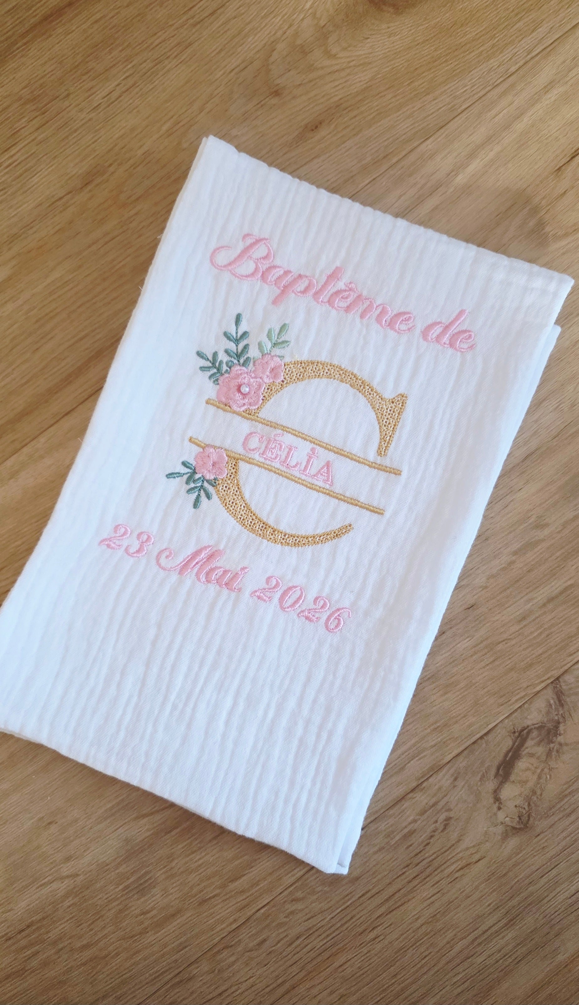 Étole de baptême personnalisée avec broderie florale et perles nacrées