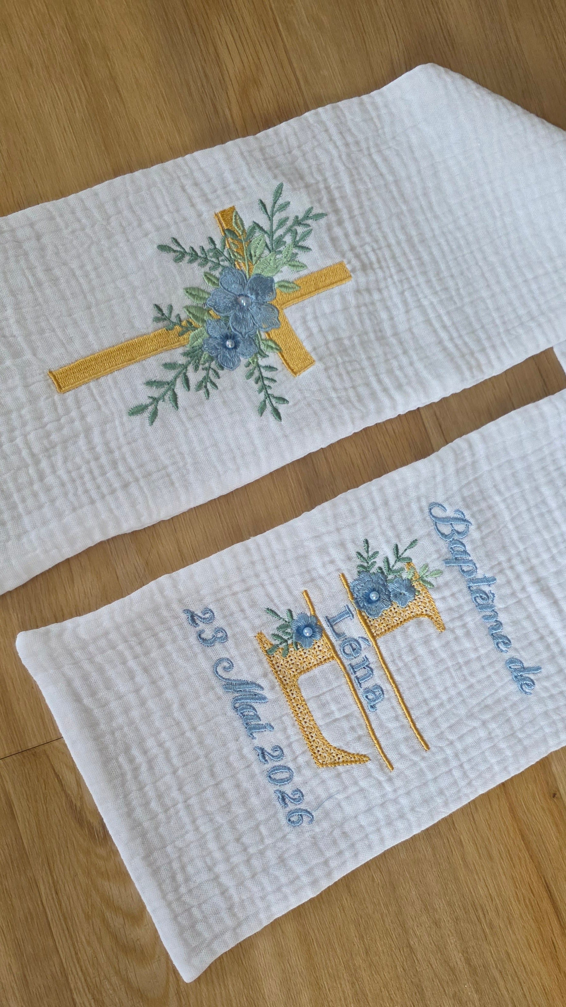 Étole de baptême personnalisée fleurie – Croix dorée & bleu tendre 💙✨