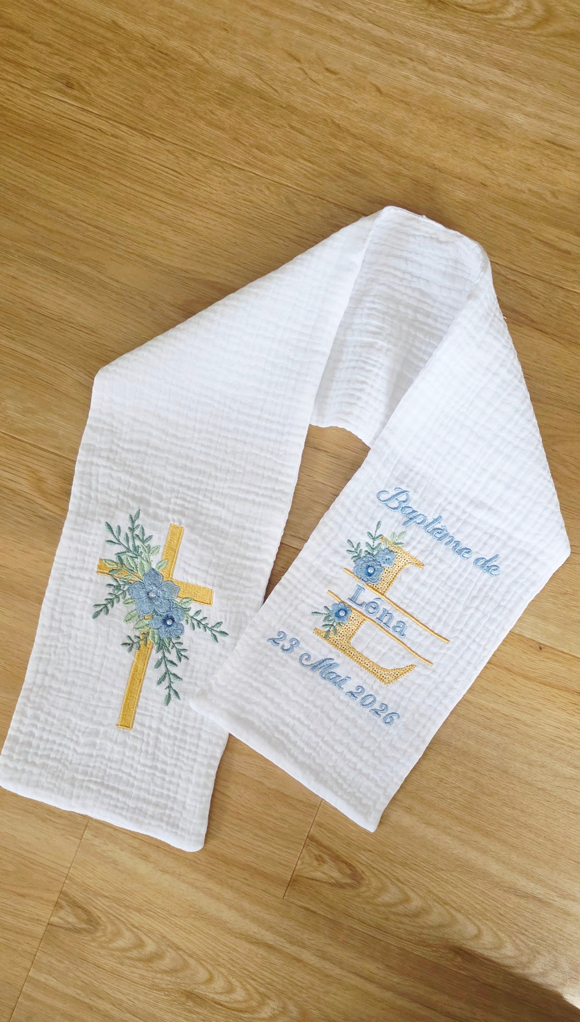 Étole de baptême personnalisée fleurie – Croix dorée & bleu tendre 💙✨