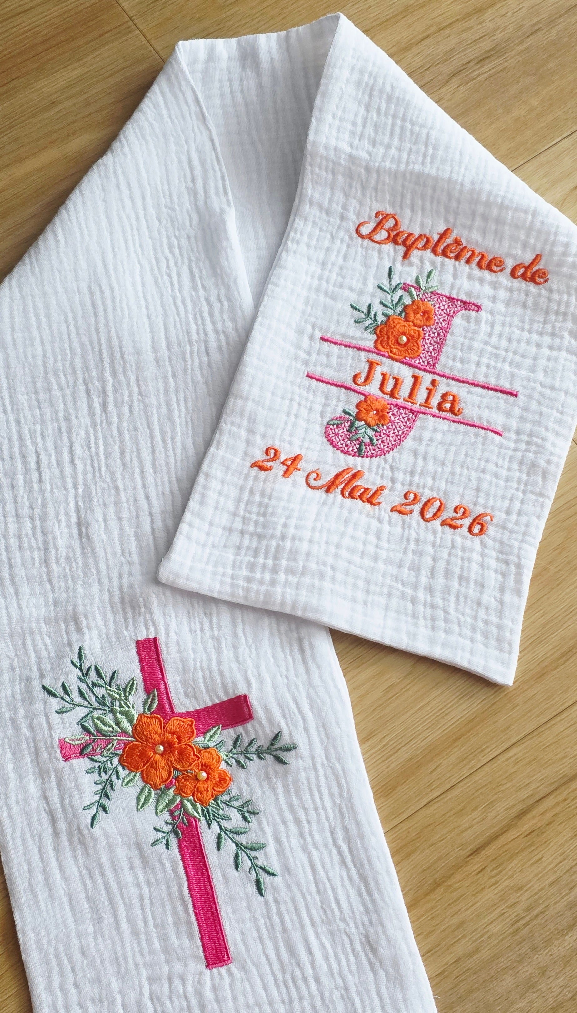 Étole de baptême personnalisée – Croix fleurie orange & fuchsia 🌸✨