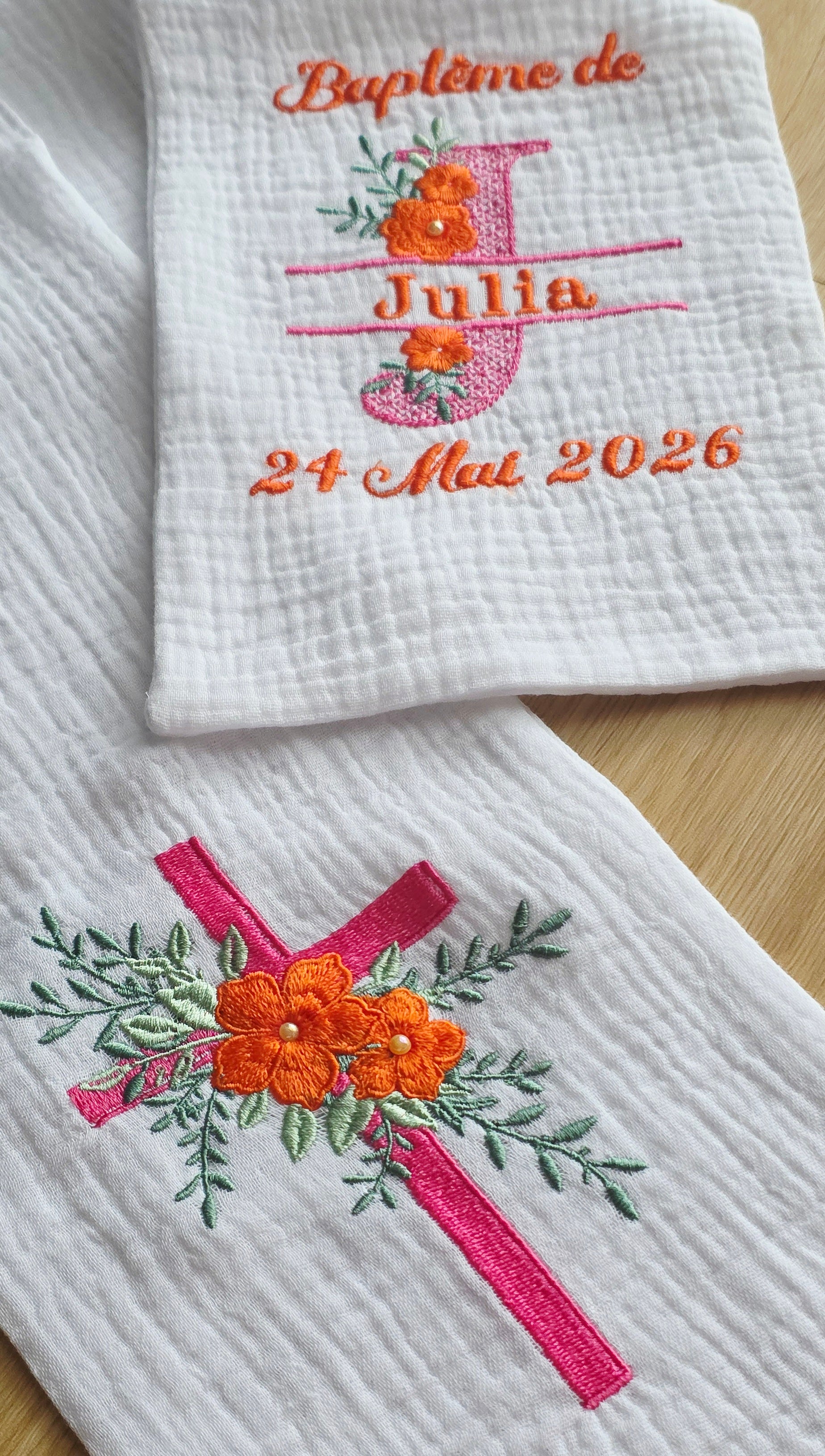 Étole de baptême personnalisée – Croix fleurie orange & fuchsia 🌸✨