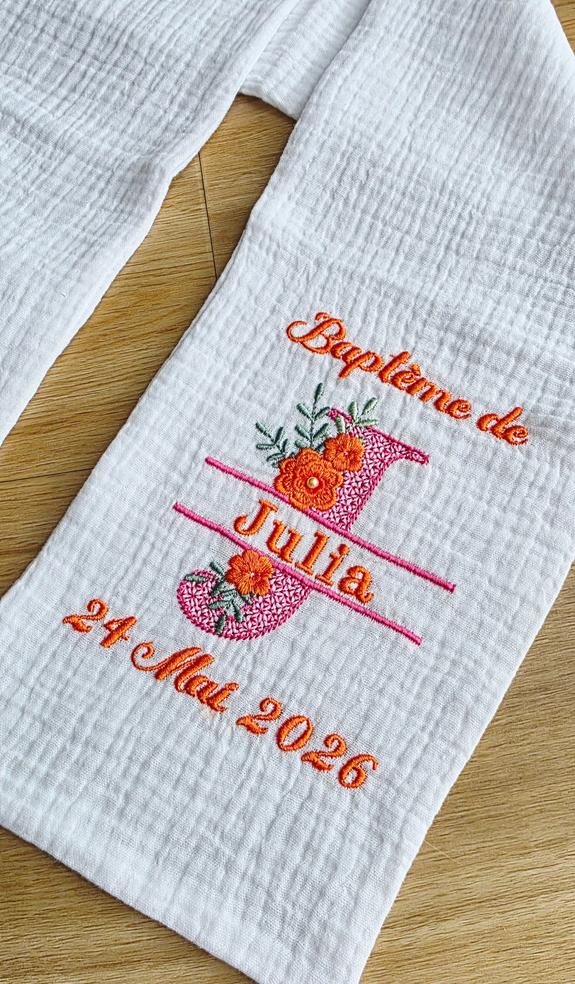 Étole de baptême personnalisée – Croix fleurie orange & fuchsia 🌸✨