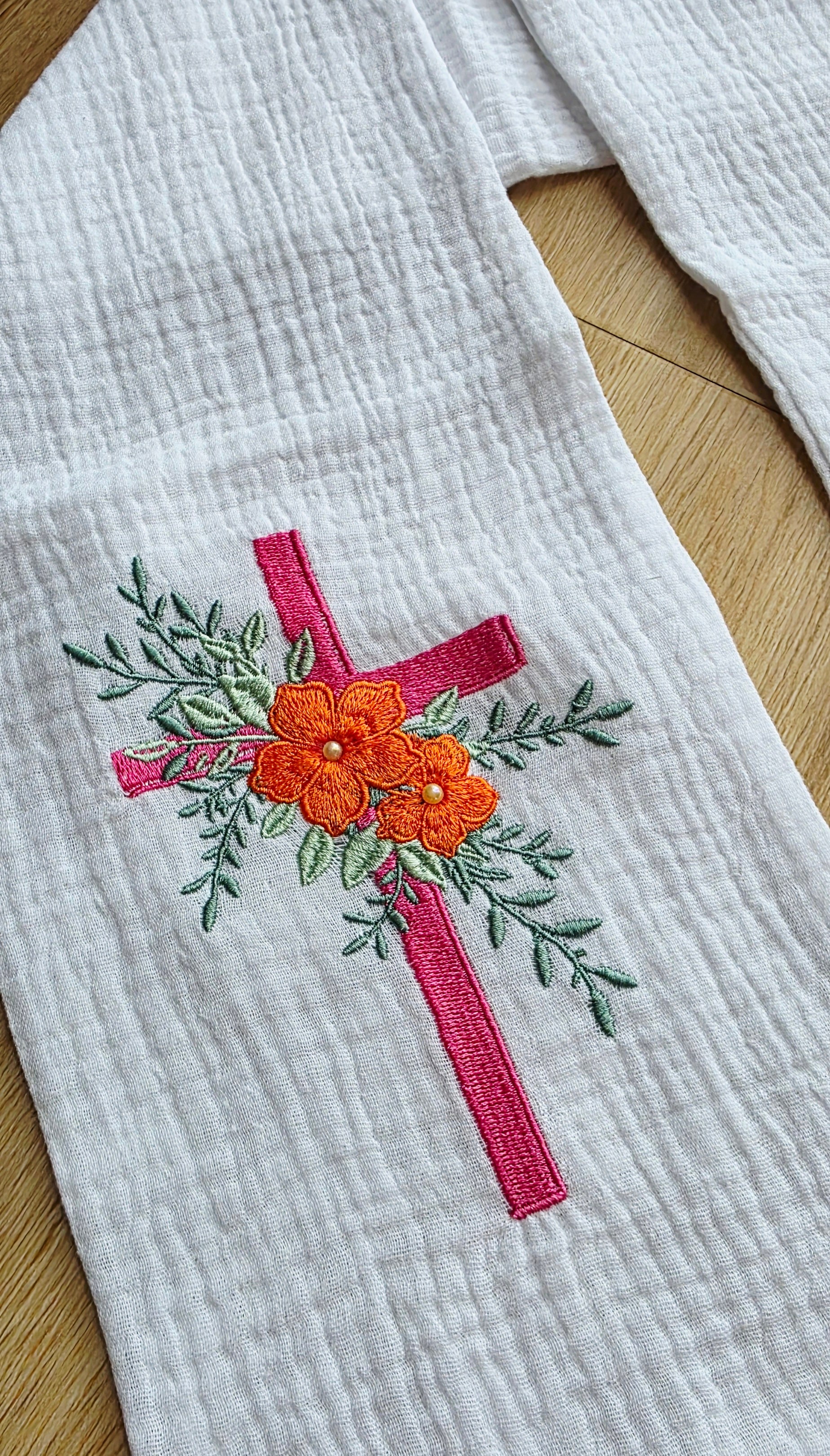 Étole de baptême personnalisée – Croix fleurie orange & fuchsia 🌸✨