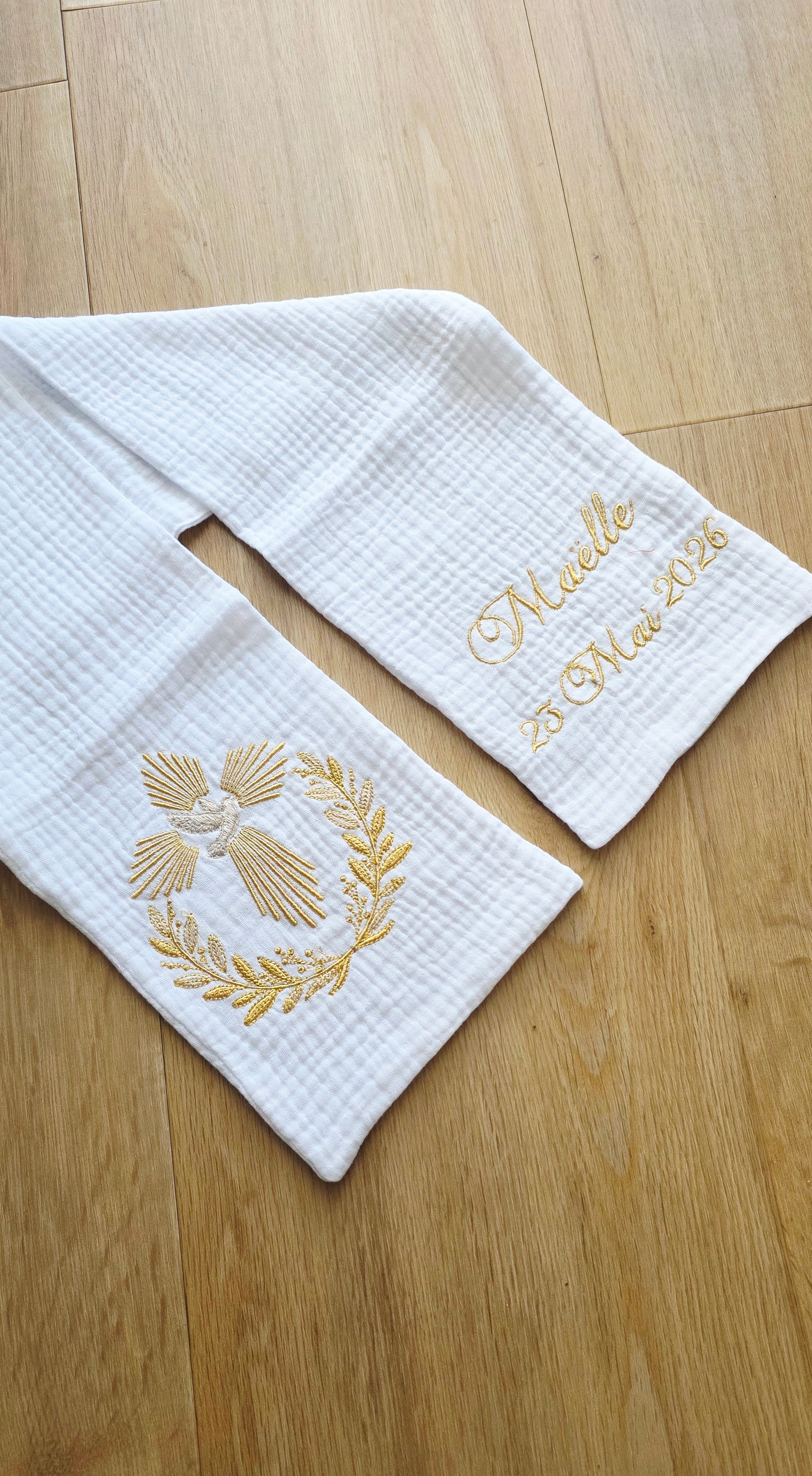 Étole de baptême personnalisée – Colombe dorée & couronne végétale ✨🕊️