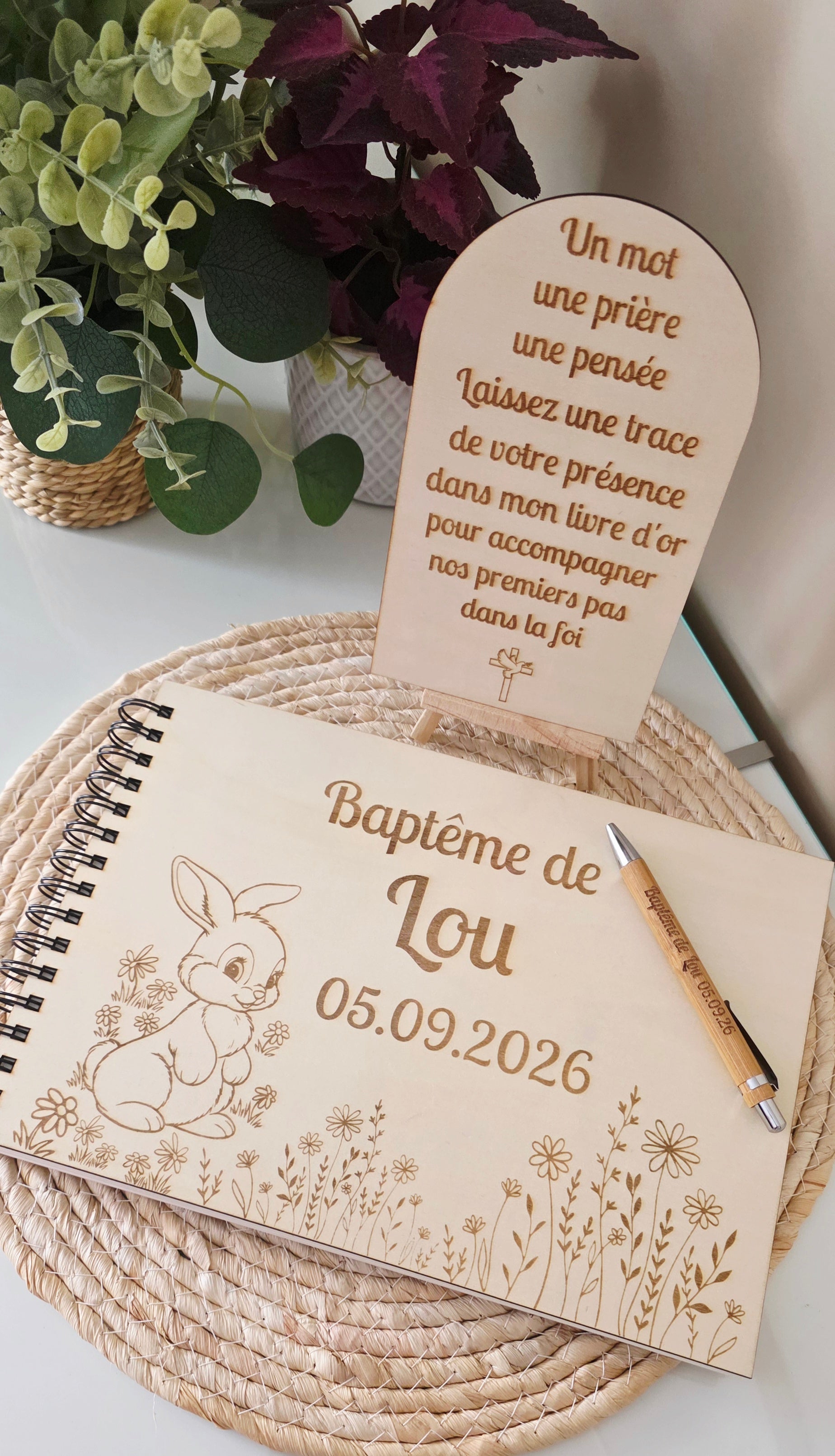 Livre d’or baptême personnalisé lapin fleurs – Livre d’or baptême bois A4