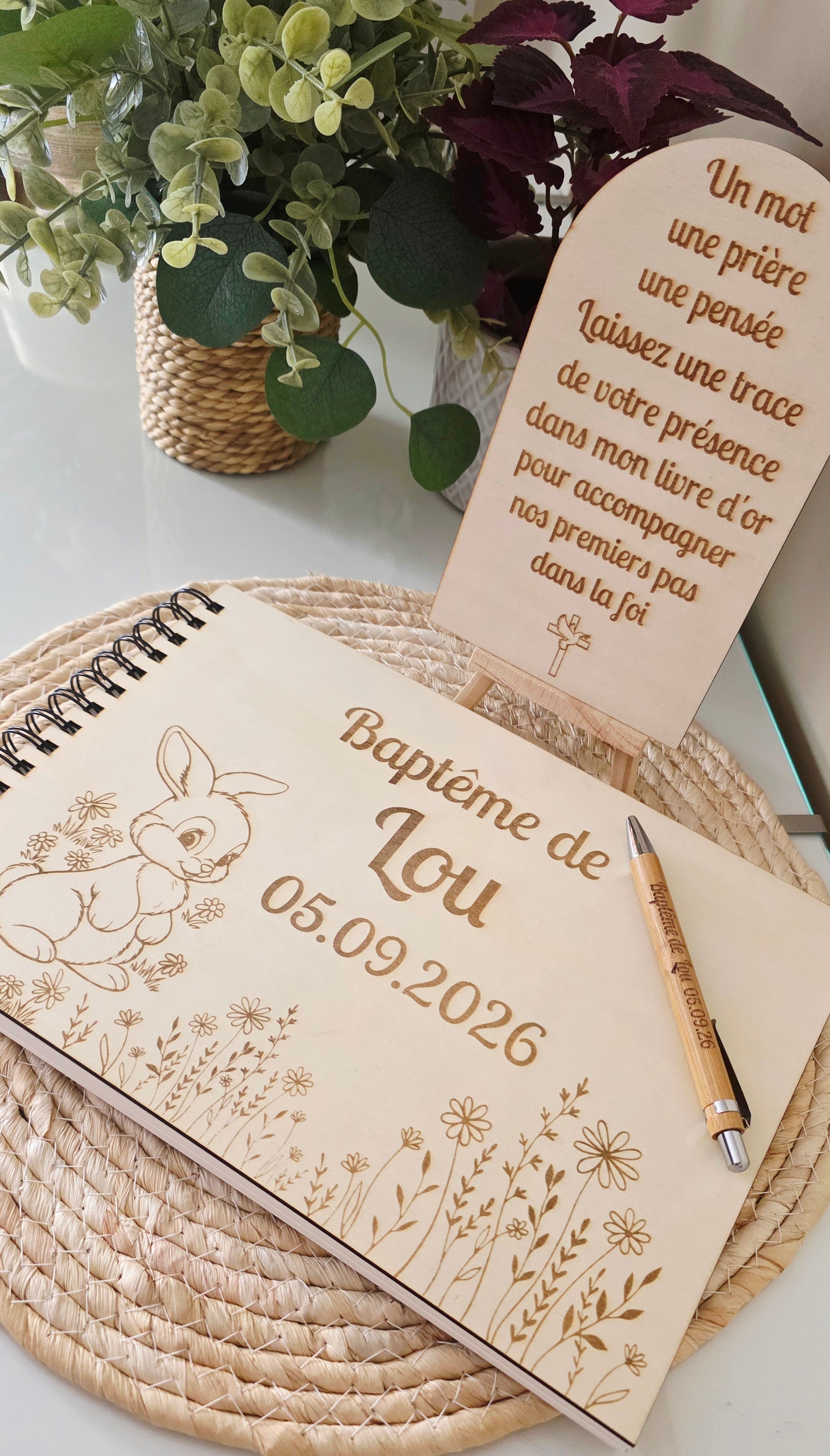 Livre d’or baptême personnalisé lapin fleurs – Livre d’or baptême bois A4