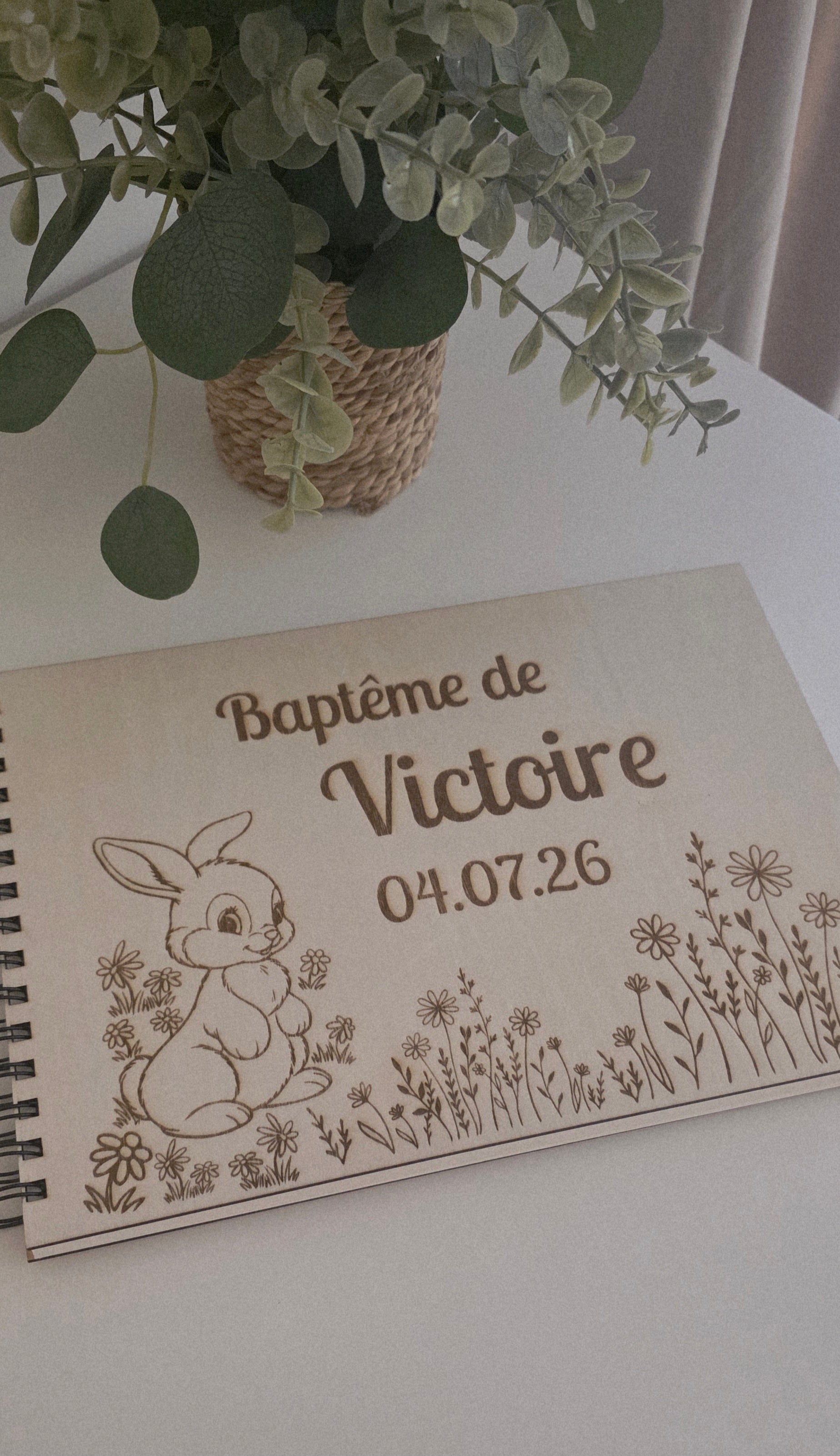 Livre d’or baptême personnalisé lapin fleurs – Livre d’or baptême bois A4