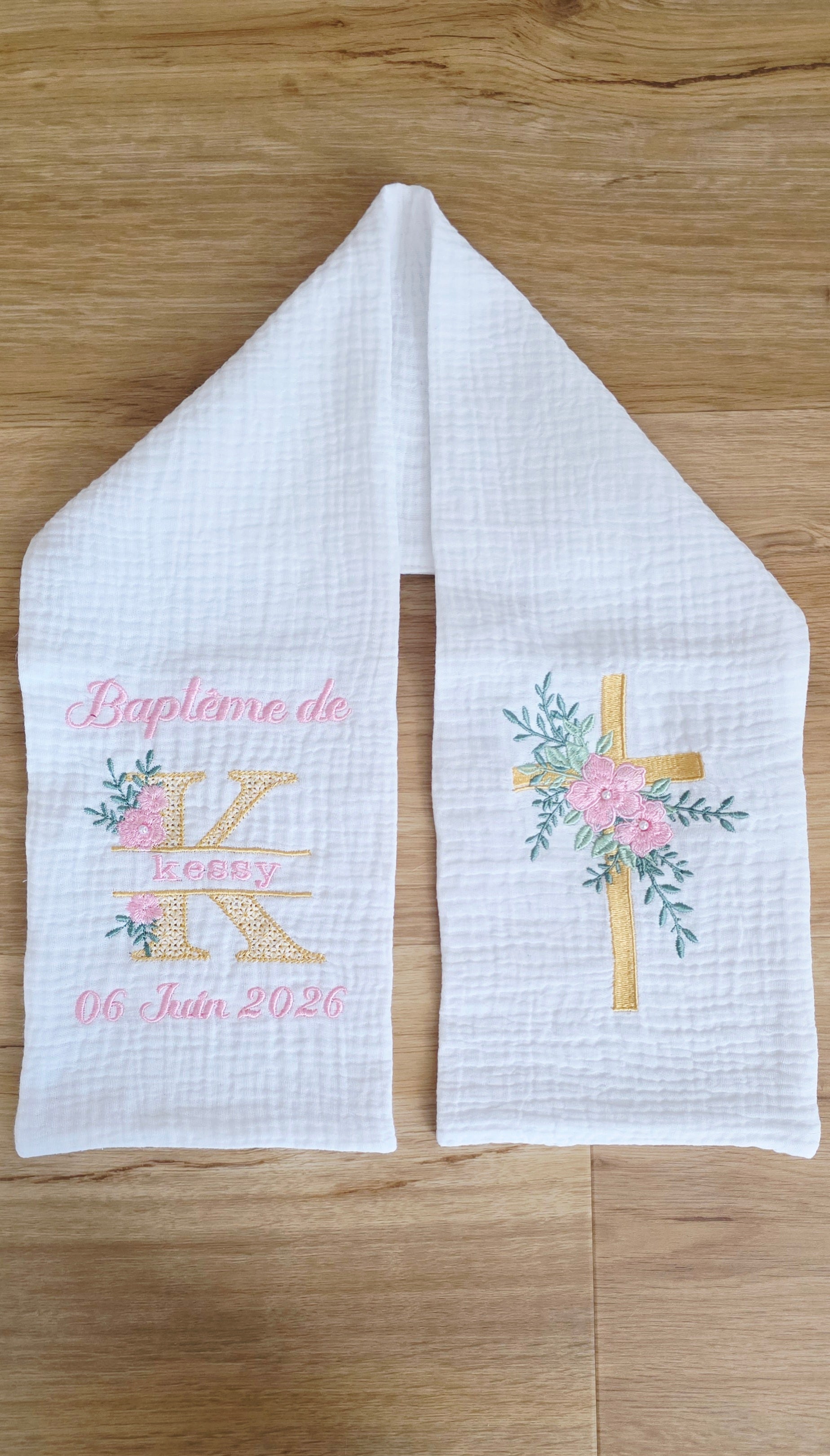 Étole de baptême personnalisée avec broderie florale et perles nacrées