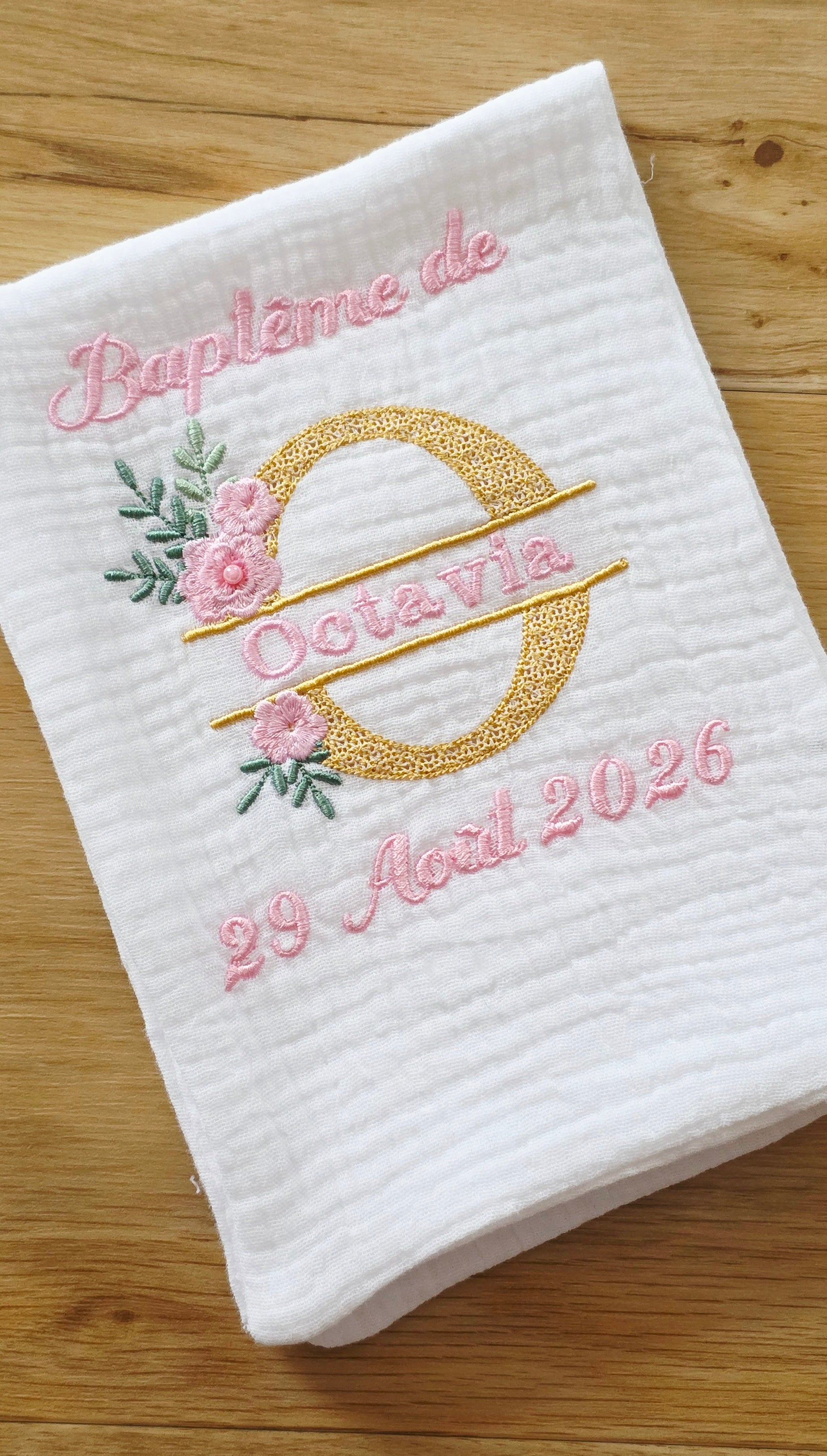 Étole de baptême personnalisée avec broderie florale et perles nacrées