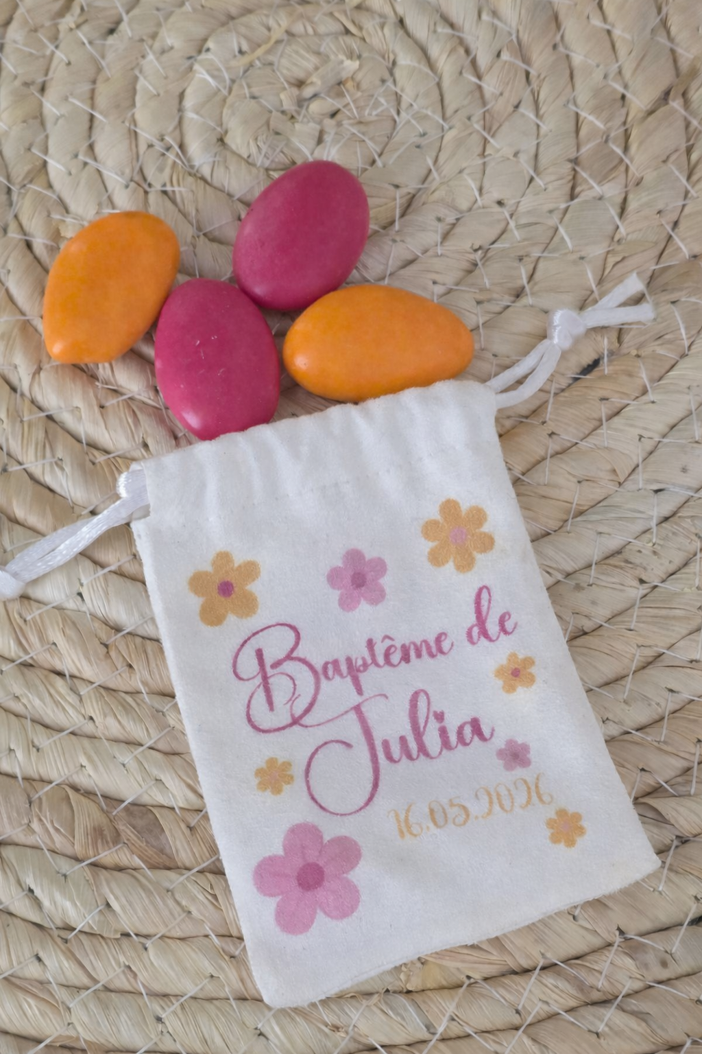 Sachet dragées baptême personnalisé effet daim fleuri – 5 dragées