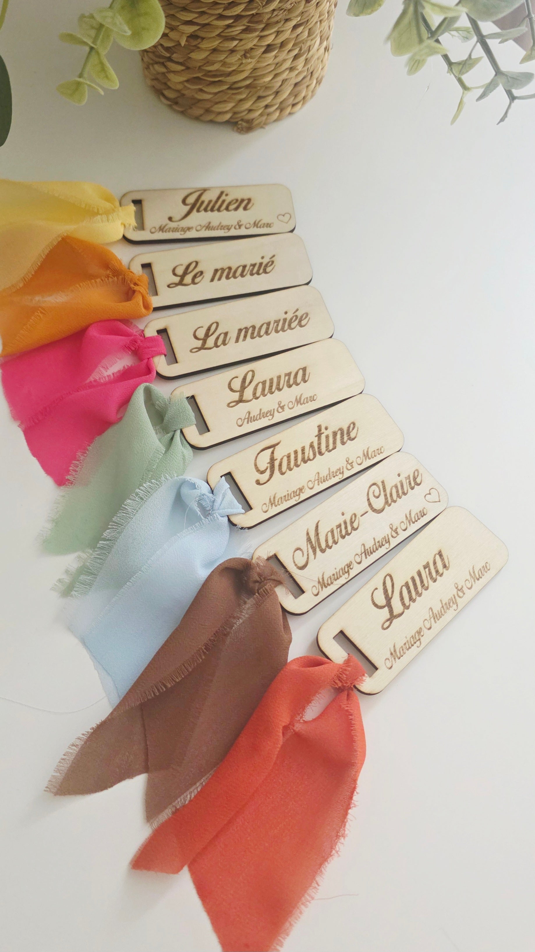 Marque-place bois personnalisé avec ruban – mariage, baptême, événement