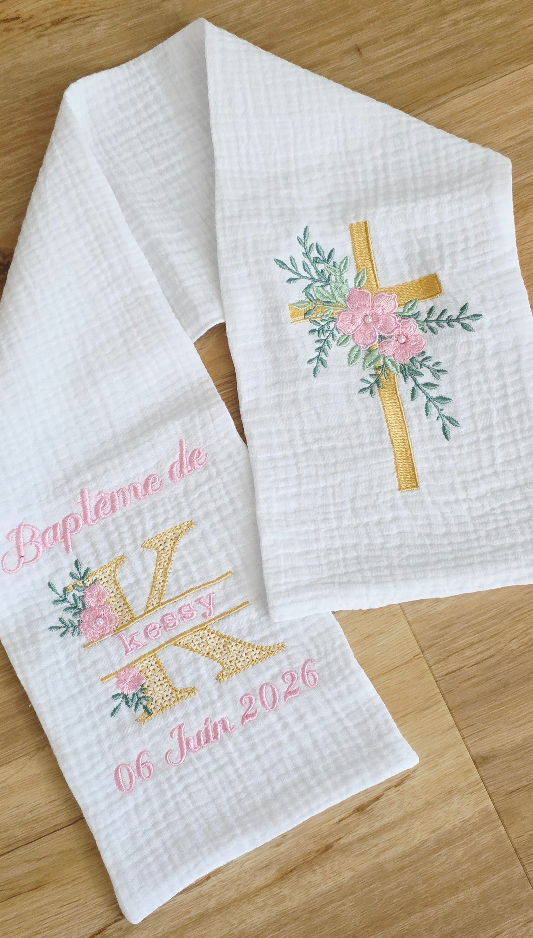 Étole de baptême personnalisée avec broderie florale et perles nacrées