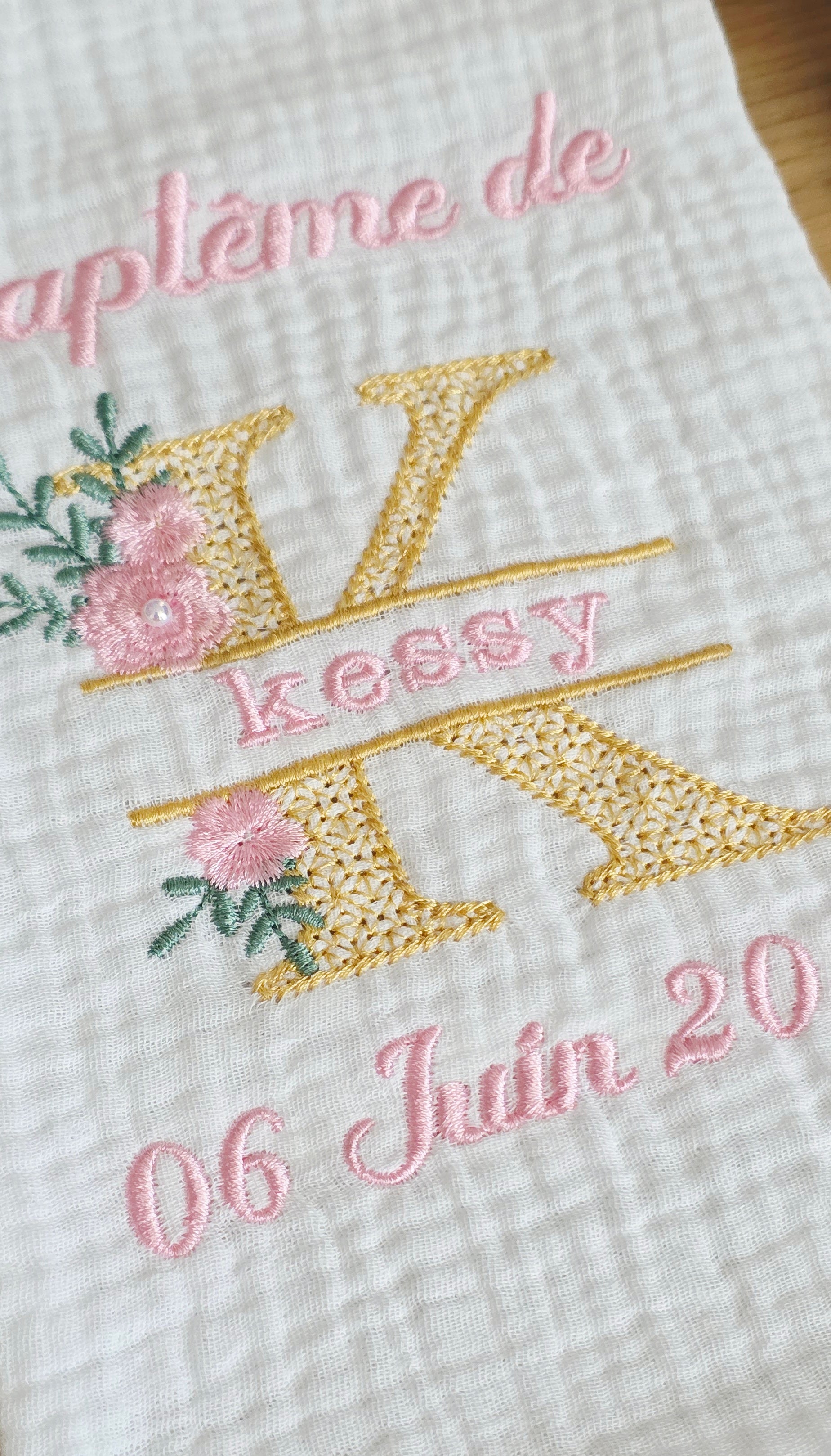 Étole de baptême personnalisée avec broderie florale et perles nacrées