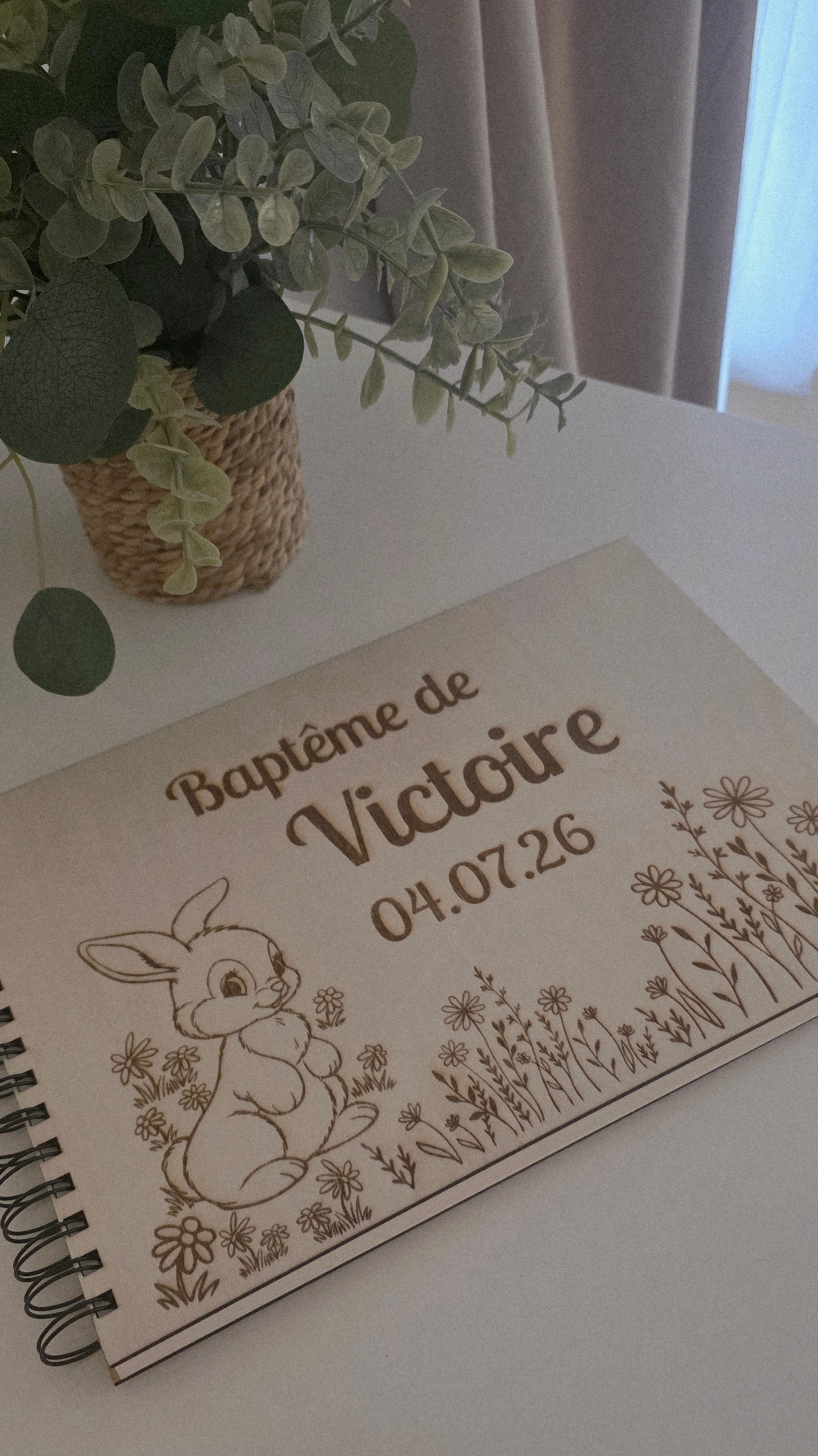 Livre d’or baptême personnalisé lapin fleurs – Livre d’or baptême bois A4
