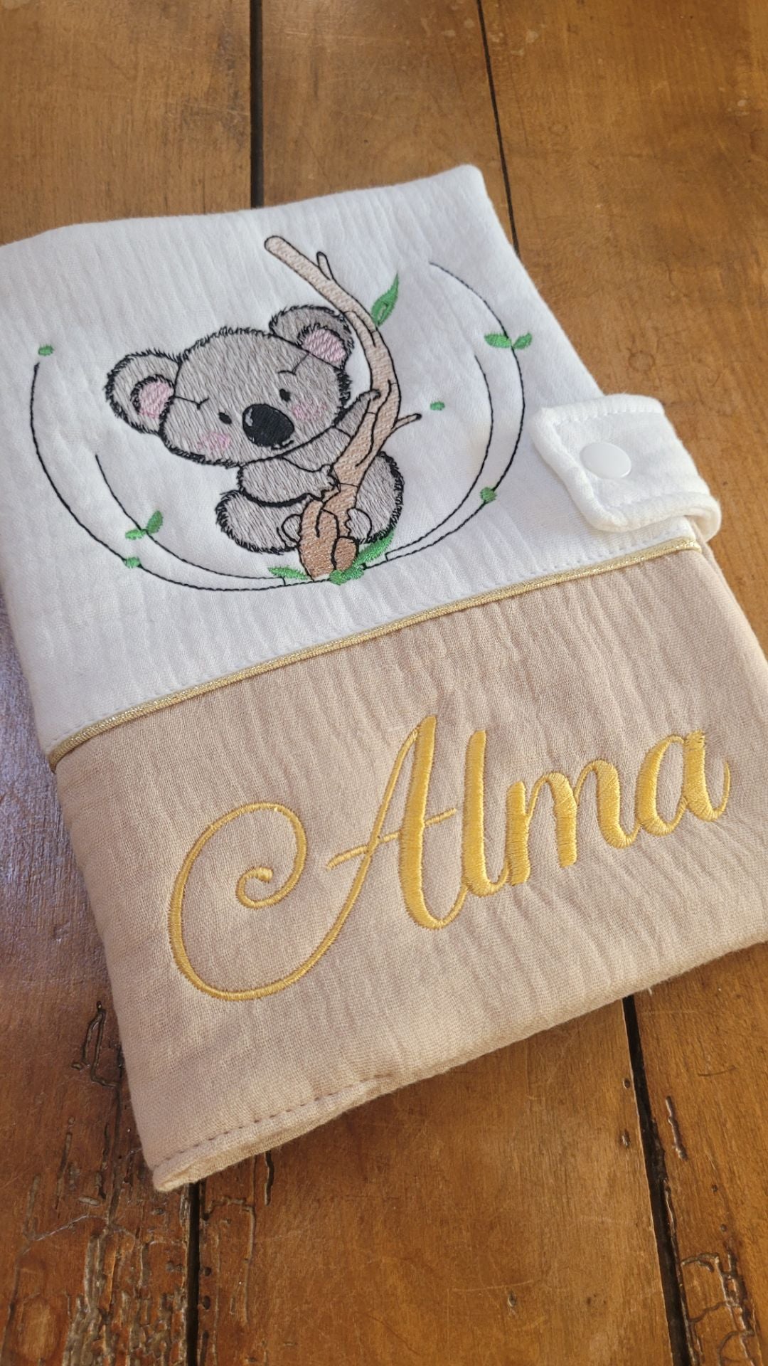 Protège carnet de santé personnalisé brodé en gaze de coton – Koala & prénom – Modèle Alma