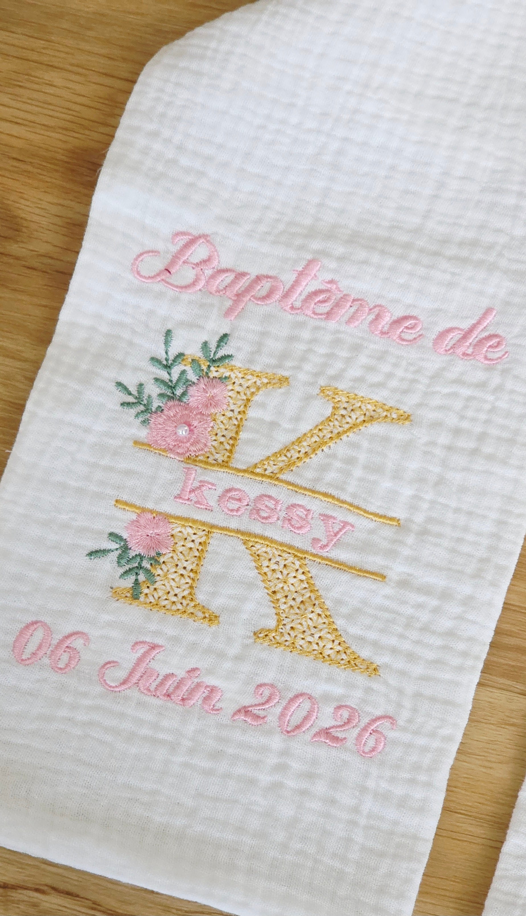 Étole de baptême personnalisée avec broderie florale et perles nacrées