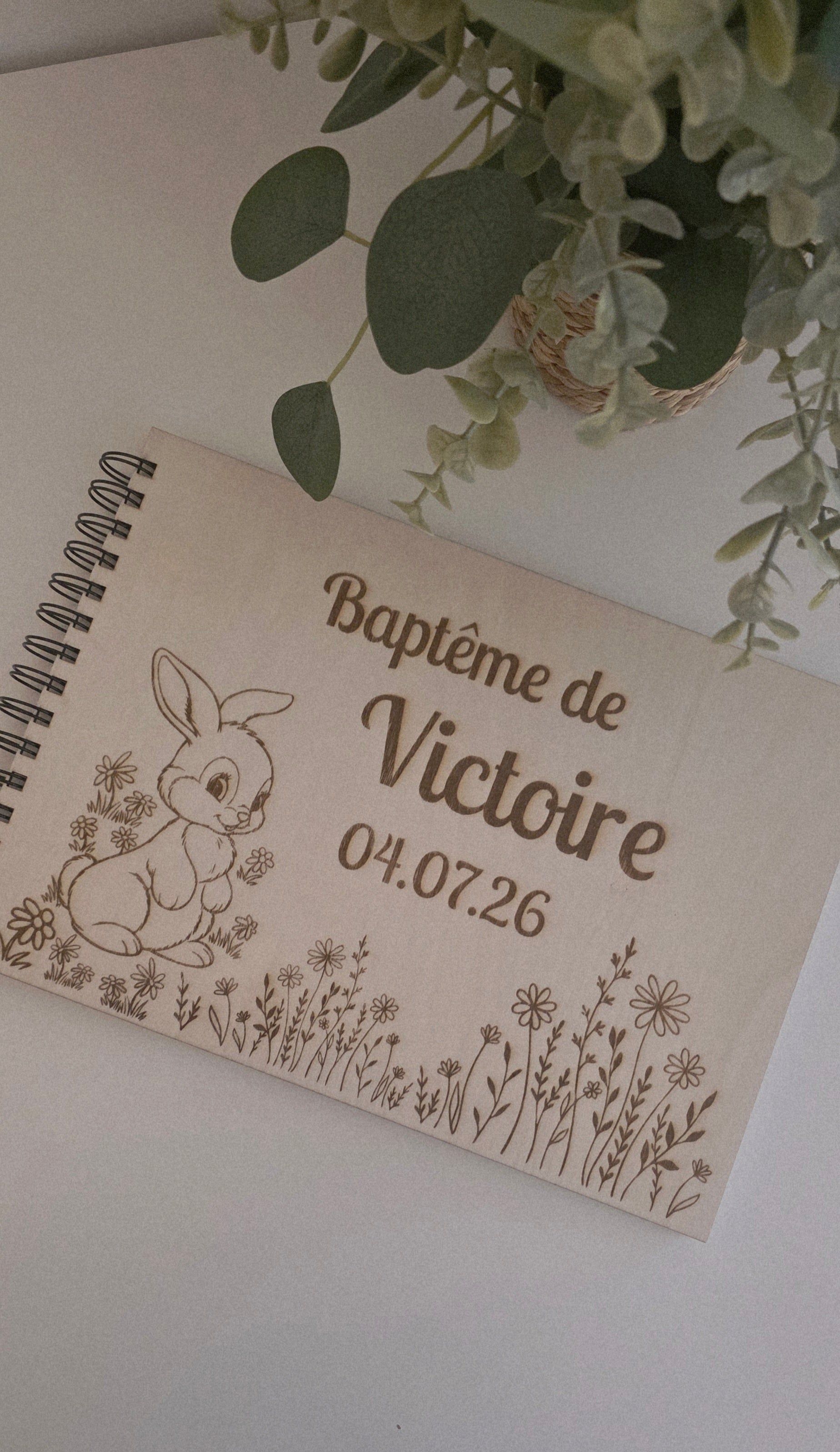 Livre d’or baptême personnalisé lapin fleurs – Livre d’or baptême bois A4